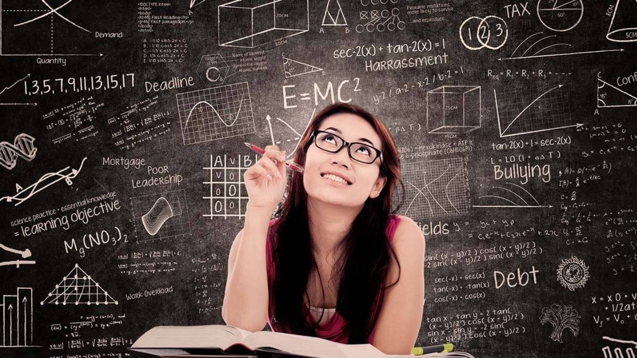 સેમ્પલ પેપર - પરીક્ષાની મેથડને સમજવા માટે વિદ્યાર્થીઓ સેમ્પલ પેપરમાંથી તૈયારીઓ કરવી જોઈએ. તો સેમ્પલ પેપર પર નજર રાખવી જોઈએ. આ સાથે તમે જૂના વર્ષોના પ્રશ્નપત્રો પણ જોઈ શકો છો.
