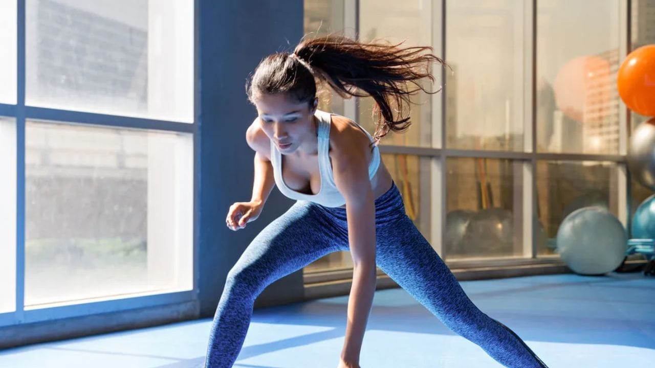 સ્કેન્ડિનેવિયન વિજ્ઞાનીઓ દ્વારા કરવામાં આવેલા અભ્યાસમાં જાણવા મળ્યું છે કે જેઓ ઓછી કસરત કરે છે અને જેઓ વધુ પડતી કસરત કરે છે તેઓને વહેલું વૃદ્ધ થવાનું જોખમ રહેલું છે. આ અભ્યાસ 1975 થી 2020 સુધી એટલે કે 45 વર્ષના સમયગાળા દરમિયાન હાથ ધરવામાં આવ્યો હતો. તેમાં લગભગ 11 હજાર લોકો સામેલ હતા. આમાં, 4 જૂથો વિભાજિત કરવામાં આવ્યા હતા જેમાં વ્યાયામ ન કરનારા, જેઓ ઓછી કસરત કરે છે, જેઓ નિયમિતપણે ફિટ રહે છે અને વધુ કસરત કરે છે.