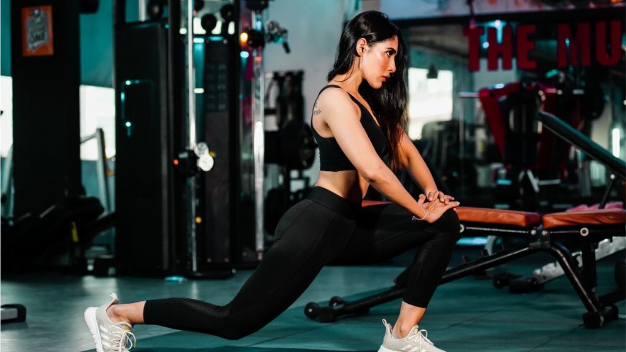 નિષ્ણાતોનું કહેવું છે કે જે લોકો ઓછી કસરત કરે છે અથવા વધુ પડતું વર્કઆઉટ કરે છે તેઓ નિયમિત રીતે ફિટ રહેતા લોકો કરતા બે વર્ષ મોટા દેખાતા હતા. સંશોધકોએ શોધી કાઢ્યું કે કસરતની આ પદ્ધતિ તમને લાંબુ આયુષ્ય નથી આપતી પરંતુ તમે ચોક્કસપણે ફિટ દેખાશો. જો કે, WHO મુજબ, આપણે 18 થી 64 વર્ષની વય વચ્ચે દર અઠવાડિયે 150 થી 300 મિનિટની શારીરિક પ્રવૃત્તિ કરવી જોઈએ. પરંતુ તેની પદ્ધતિ મધ્યમ હોવી જોઈએ. આમાં તમે એરોબિક અથવા અન્ય શારીરિક પ્રવૃત્તિઓ કરી શકો છો.