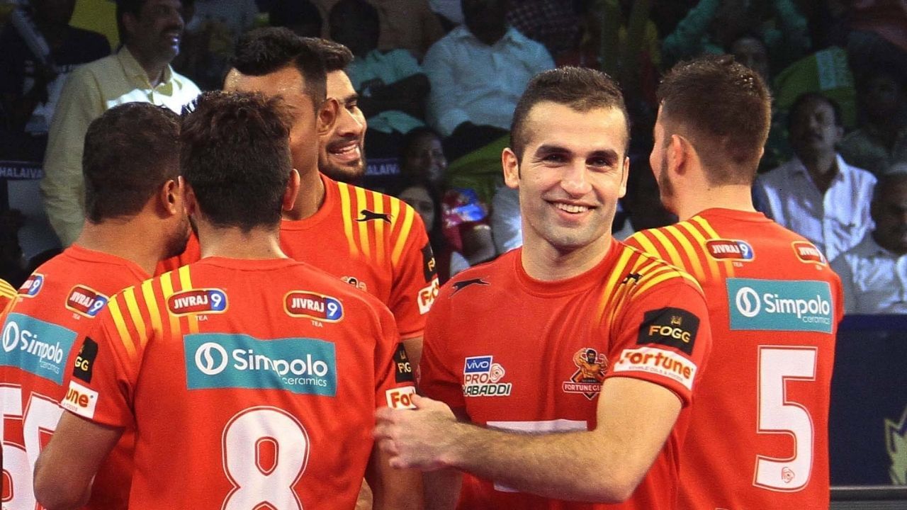 ફઝલ અત્રાચલીનો જન્મ 29 માર્ચ 1992ના રોજ ઈરાનના ગોર્ગન શહેરમાં થયો હતો. તેણે પોતાના વતનમાં 11 વર્ષની ઉંમરે કબડ્ડી રમવાની શરૂઆત કરી હતી. બાજુના વ્યવસાય તરીકે, ફઝલ અત્રાચલી તેના ફ્રી સમયમાં કુસ્તી રમે છે જે અંગે તે જણાવે છે કે તે તેનો શોખ છે. 2015 માં જ્યારે તે પ્રો કબડ્ડી લીગ સીઝન 2 માં જોડાયો ત્યારે તેને આંતરરાષ્ટ્રીય સ્તરે ઓળખ મળી. તેમને ગોલામરેઝા મઝંદરાનીએ તાલીમ આપી હતી.