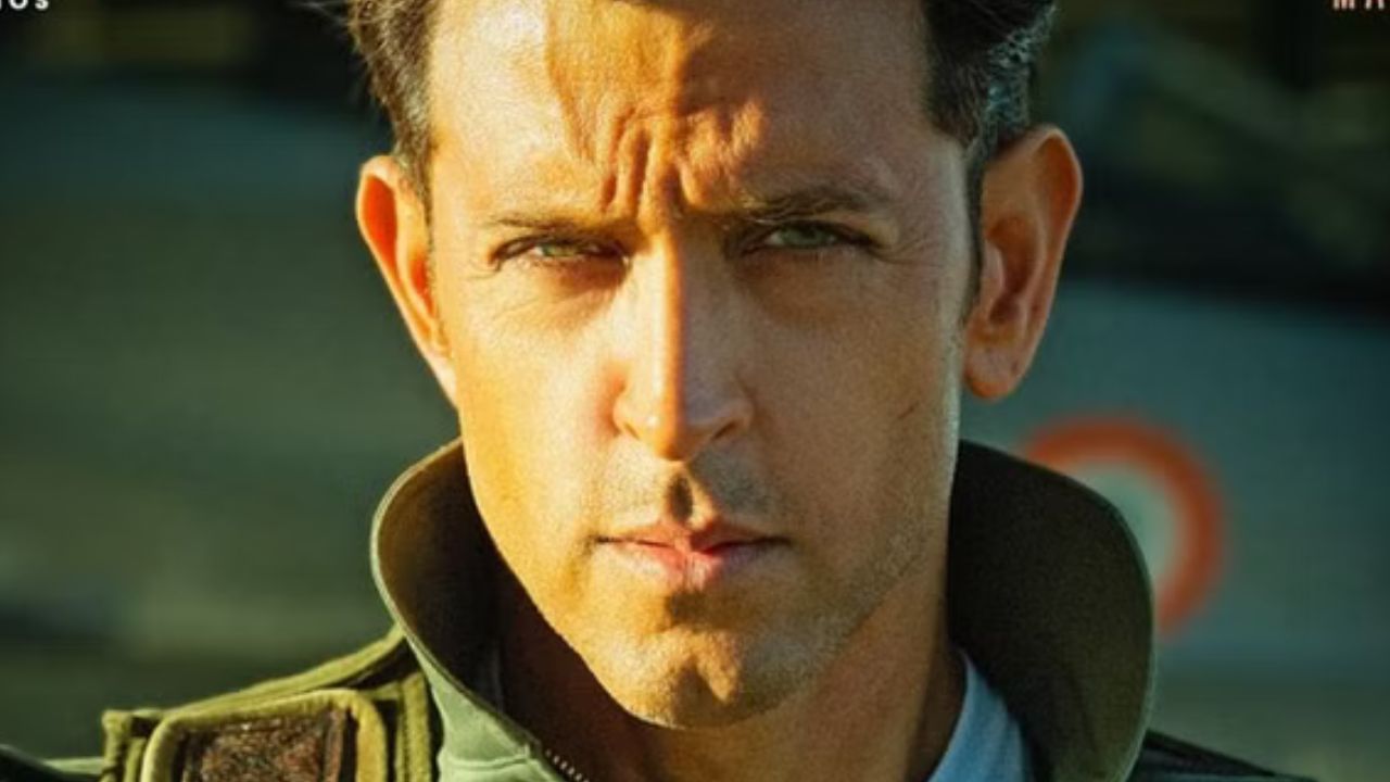 સિદ્ધાર્થ આનંદના નિર્દેશનમાં બનેલી આ ફિલ્મ એક્શન અને દેશભક્તિની આસપાસ ફરતી વાર્તા છે. રિતિક રોશન સ્ક્વોડ્રન પાયલોટ 'શમશેર પઠાનિયા' ઉર્ફે 'પેટી' તરીકે જોવા મળશે. આ પહેલા પણ અભિનેતાનો લુક શેર કરવામાં આવ્યો હતો, પરંતુ હવે તેના ચહેરા અને પાત્રના નામની સાથે તેની ઝલક બતાવવામાં આવી છે.