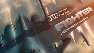 રિતિક રોશન છેલ્લા કેટલાક સમયથી ફિલ્મ 'ફાઈટર'ને લઈને ચર્ચામાં છે. આ દેશભક્તિની મૂવીમાં રિતિક રોશનના અદભૂત અભિનય અને દીપિકા પાદુકોણ સાથેની તેની જોડી જોવા માટે ચાહકો આતુર છે. આ દરમિયાન રિતિકનો ફિલ્મનો ફર્સ્ટ લુક સામે આવ્યો છે. શમશેર પઠાનિયાના પાત્રમાં અભિનેતા બોક્સ ઓફિસ પર ધમાકો કરતો જોવા મળશે.