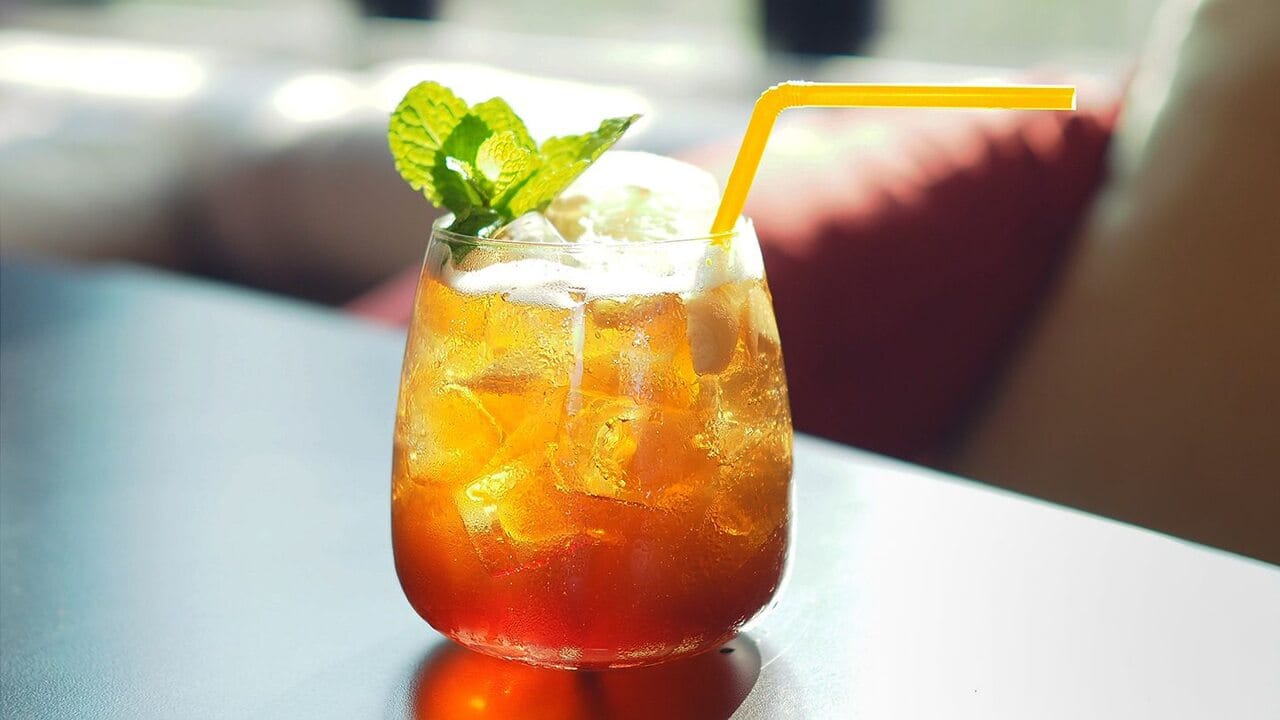 આઈસ ટીને કોલ્ડ ટી કહેવામાં આવે છે. ગરમ ચાથી વિપરીત, તે તમને કૂલ રાખવાનું કામ કરે છે અને તેના ઘણા શારીરિક ફાયદા પણ છે. ઠંડી ચા બરફ સાથે બનાવવામાં આવે છે. જો કે, તે ફક્ત બ્લેક અથવા ગ્રીન ટીમાંથી જ બનાવવામાં આવે છે. કેટલાક લોકો હર્બલ ટીમાં આઈસ ઉમેરીને આઈસ ટી અથવા કોલ્ડ ટી પણ બનાવે છે. 