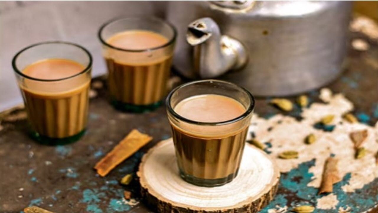 ચામાં મોટી માત્રામાં કેફીન હોય છે, જે એક ખાસ પ્રકારનું સ્ટિમ્યુલેંટ છે. એટલા માટે ચા પીવાથી ઊંઘ અને થાક દૂર થાય છે. આ પીવાથી લોકો તાજગી અનુભવે છે. ખોટા સમયે અને ખોટી રીતે વધુ પડતી ગરમ ચા પીવાથી ઊંઘના ચક્રમાં પણ ફેરફાર થાય છે. તેમાં રહેલ કેફીનની વધુ માત્રા મગજ પર ખરાબ અસર કરી શકે છે.