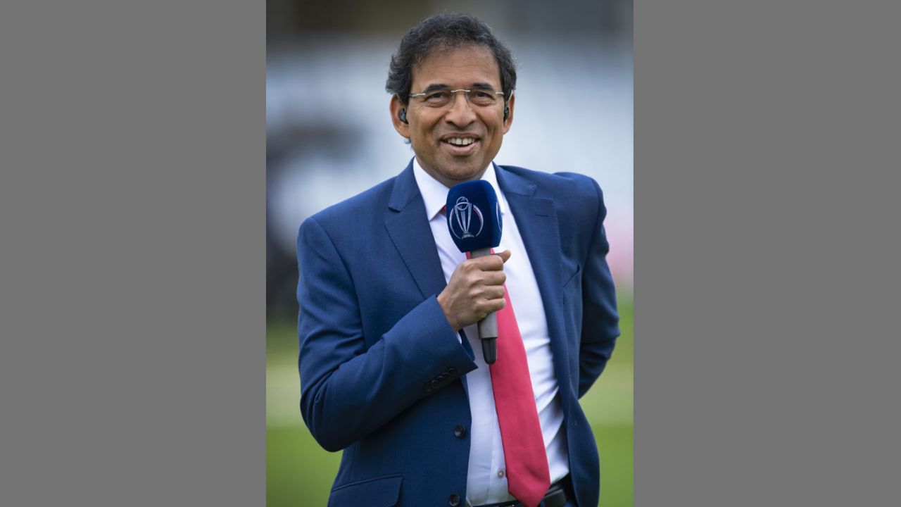 હર્ષા ભોગલે - હર્ષા ભોગલેનું નામ દુનિયાના એવા કોમેન્ટેટર્સમાં સામેલ છે જેમણે ક્યારેય ક્રિકેટ નથી રમી, પરંતુ તેમ છતાં તેમના ક્રિકેટ જ્ઞાનની ચર્ચા આખી દુનિયામાં થાય છે. પોતાની એક સિરીઝ માટે 32 લાખ રૂપિયા લેનારા હર્ષા ભોગલેની વાર્ષિક આવક લગભગ 5.5 કરોડ છે.