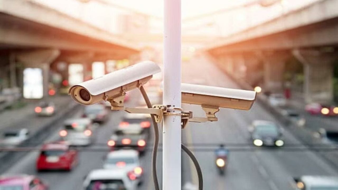 ઈ-ચલાનની સ્થિતિ તપાસવાની પદ્ધતિ જોઈએ તો ઈ-ચલાન ચેક કરવા માટે તમારે echallan.parivahan.gov.in વેબસાઈટ પર જવું પડશે. અહીં તમારે Challan Details પર ક્લિક કરવાનું રહેશે. હવે વિન્ડોમાં ચલણ નંબર/વાહન નંબર/ડ્રાઇવિંગ લાયસન્સ નંબર દાખલ કરો જે ખુલશે અને આગળની પ્રક્રિયાને અનુસરો. જો તમે વાહન નંબર દાખલ કરો છો તો તમારે વાહનનો ચેસીસ નંબર અથવા એન્જિન નંબર પણ દાખલ કરવો પડશે. આ પછી, કેપ્ચા ભર્યા પછી, તમને ઇ-ચલણની વિગતો મળશે.