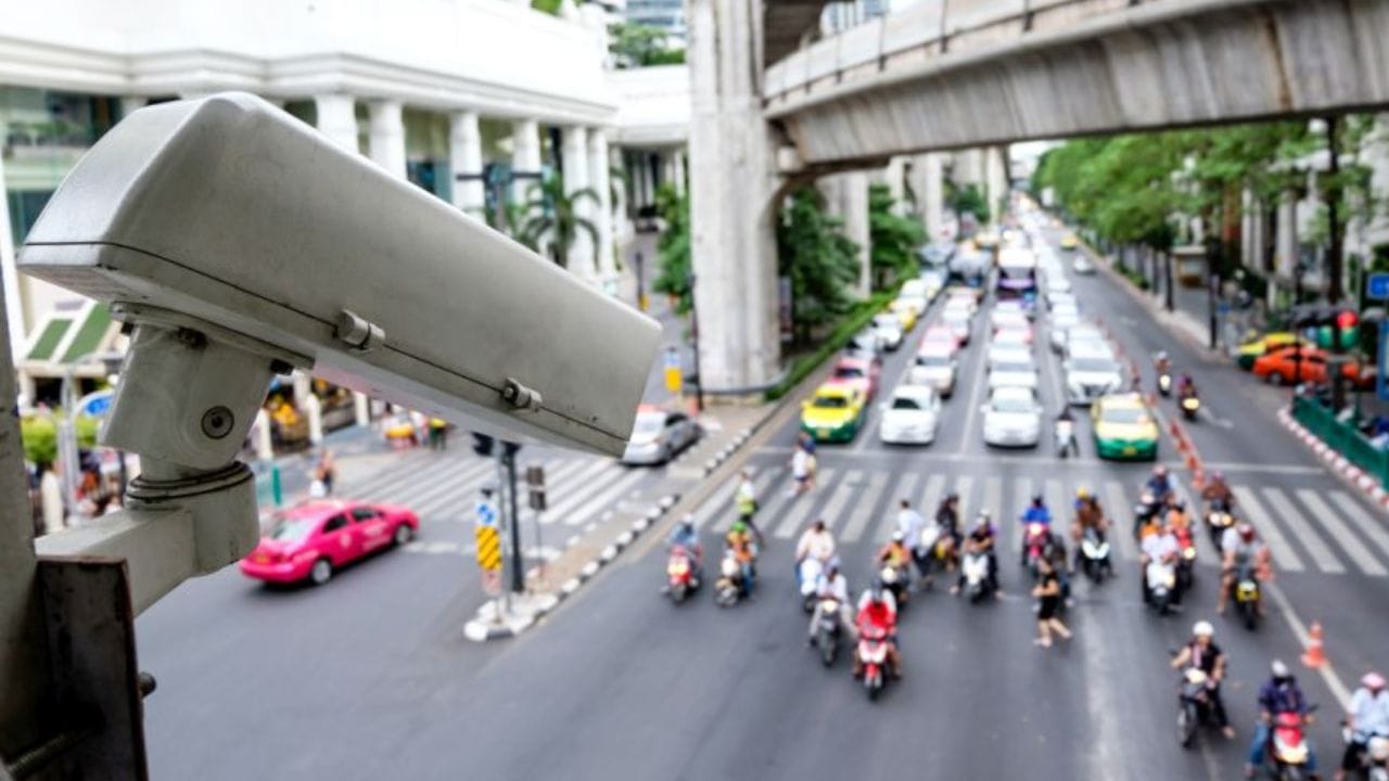 ઈ-ચલણ ઓનલાઈન ભરવા માટે તમારે echallan.parivahan.gov.in વેબસાઈટ પર જવું પડશે. અહીં તમને Pay Online નો વિકલ્પ મળશે. ચુકવણી માટે આના પર ક્લિક કરો. હવે ચલણની વિગતો સંબંધિત એક ફોર્મ ખુલશે. આ ફોર્મમાં તમને ચલણ નંબર, વાહન નંબર અને DL નંબરના વિકલ્પો મળશે. તમે તમારી અનુકૂળતા મુજબ કોઈપણ એક પસંદ કરી શકો છો. તમે ક્રેડિટ કાર્ડ/ડેબિટ કાર્ડ/નેટ બેંકિંગ/UPI દ્વારા ઓનલાઈન ઈ-પેમેન્ટ કરી શકો છો.