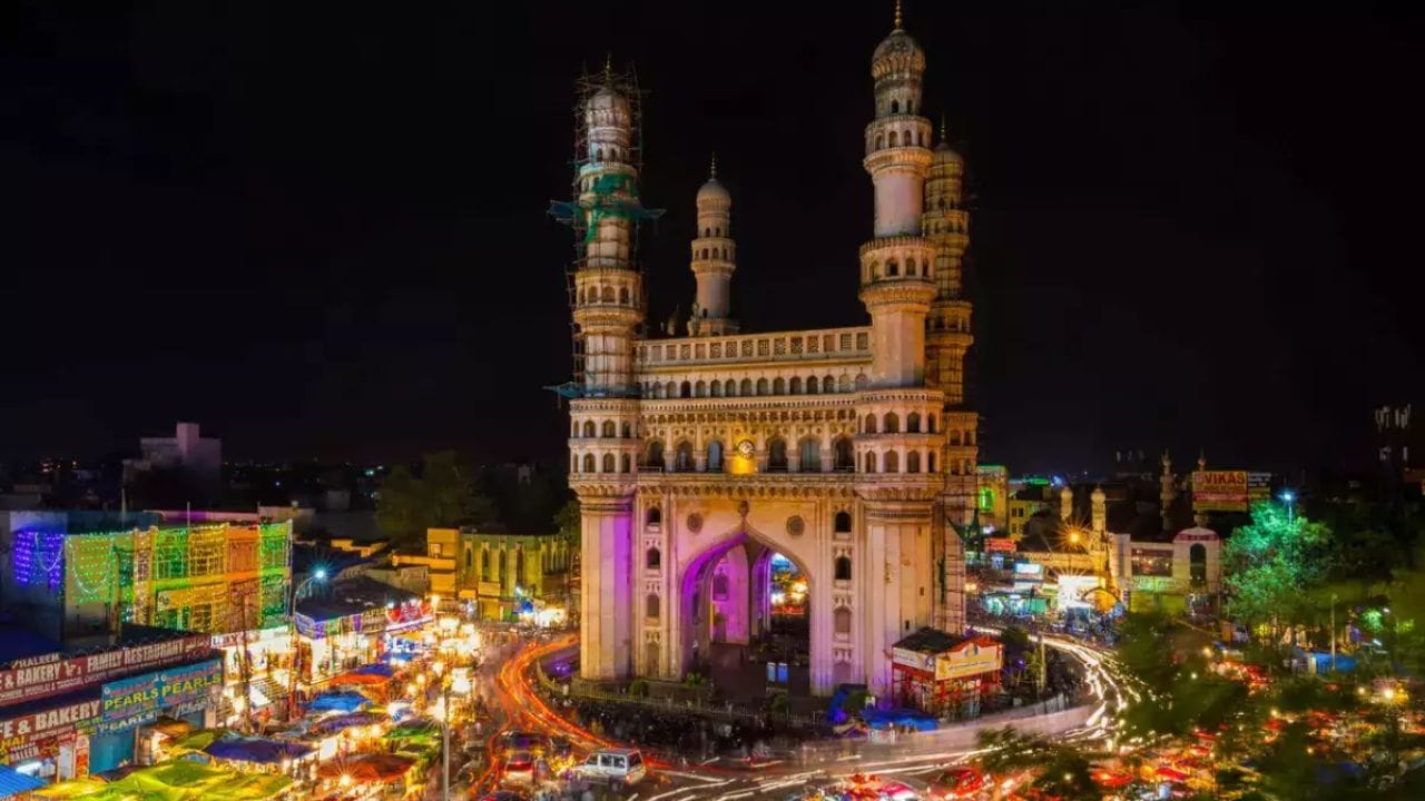 હૈદરાબાદ- હૈદરાબાદનો ઉલ્લેખ ઈતિહાસના પાના પર ઘણો મળે છે. તેને નિઝામોના શહેર તરીકે પણ ઓળખવામાં આવે છે. અહીં તમને ચાર મીનારથી લઈને ગોલકુંડા ફોર્ટ સુધી તમામ એવી જગ્યાઓ ફરવા મળી જશે, જ્યાં તમે ઓછા ખર્ચમાં પણ ફરી શકો છો. જો તમે ફિલ્મોના શોખીન છો તો તમે અહીં દુનિયાનો સૌથી મોટો ફિલ્મ સ્ટૂડિયો રામોજી ફિલ્મ સિટી પણ ફરી શકો છો. 