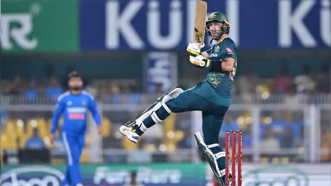 ભારત અને ઓસ્ટ્રેલિયા વચ્ચે હવે પાંચમી મેચ રવિવારે બેંગલુરુમાં રમાશે. આ મેચ પણ રોમાંચક બનશે તેવી શક્યતા છે, છતાં મેચ જીતવા માટે સટ્ટા બજારમાં ટીમ ઈન્ડિયા ફેવરિટ છે. જેનું મુખ્ય કારણ ઓસ્ટ્રેલિયન ટીમમાં સ્ટાર ખેલાડીઓની ગેરહાજરી છે. મેક્સવેલ,સ્મિથ, વોર્નર, સ્ટાર્ક, કમિન્સ જેવા સ્ટાર ખેલાડીઓની ગેરહાજરીમાં ઓસ્ટ્રેલિયા સાવ નબળી ટીમ લાગી રહી છે. પાંચમી અને અંતિમ મેચમાં પણ ભારત ઓસ્ટ્રેલિયાઆ પર ભારે પડશે એવું લાગી રહ્યું છે. 