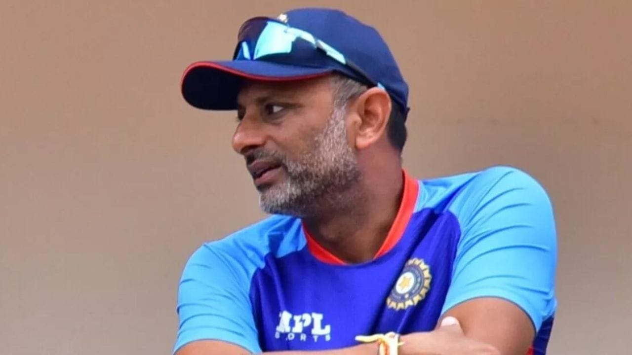 કેએલ રાહુલની આગેવાની હેઠળની ODI ટીમ માટે કોચિંગની જવાબદારીઓ રાજકોટમાં જન્મેલા સિતાંશુ કોટકના નેતૃત્વમાં નેશનલ ક્રિકેટ એકેડમી (NCA) સ્ટાફને આપવામાં આવી છે. 