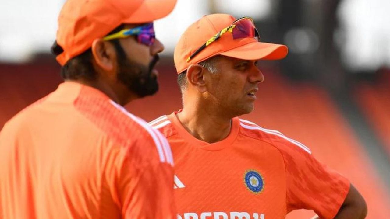 રોહિત શર્મા, વિરાટ કોહલી, આર અશ્વિન, જસપ્રિત બુમરાહ, નવદીપ સૈની અને હર્ષિત રાણા સહિત દક્ષિણ આફ્રિકા માટે રવાના થયા છે. 