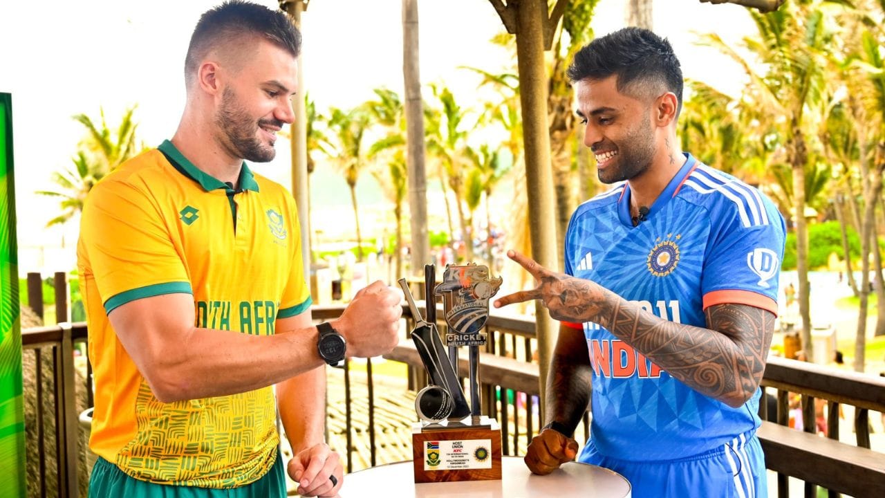  સાઉથ આફ્રીકા સામેની ત્રણ મેચની ટી20 સિરીઝ 10 ડિસેમ્બરથી 14 ડિસેમ્બર વચ્ચે રમાશે. જણાવી દઈએ કે વર્ષ 2006થી હમણા સુધી સાઉથ આફ્રીકાની ધરતી પર ભારતીય ટીમ એક પણ ટી20 સિરીઝ હાર્યુ નથી. 