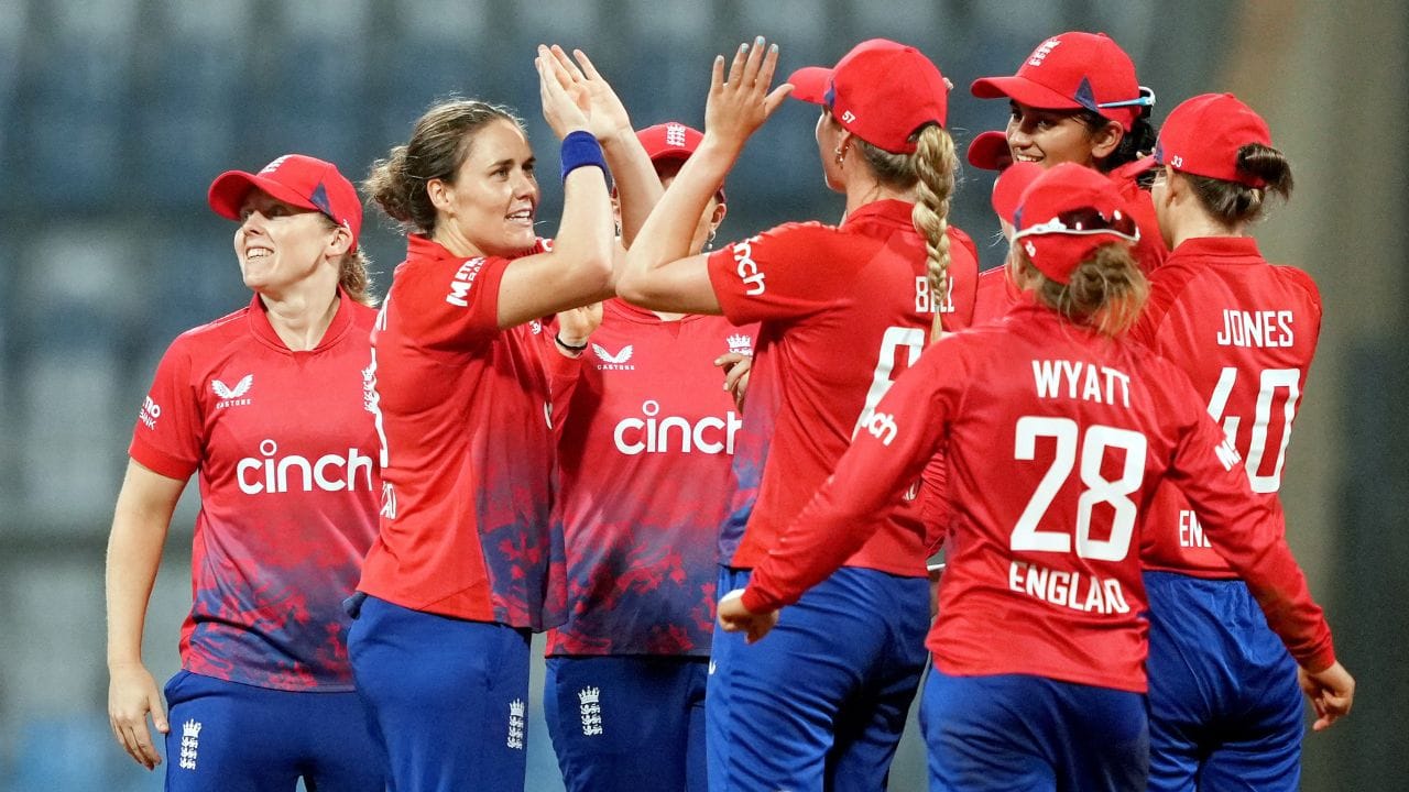 આ પહેલા ટોસ હાર્યા બાદ ઈંગ્લેન્ડની શરૂઆત ખરાબ રહી હતી. ઈંગ્લેન્ડની 2 રનમાં 2 વિકેટ પડી ગયા બાદ વોટ અને બ્રન્ટે સારી રીતે ઈનિંગ્સને સંભાળી હતી. બંનેએ ત્રીજી વિકેટ માટે 138 રનની મજબૂત ભાગીદારી કરી હતી. ટી20 ક્રિકેટમાં ભારત સામે ઈંગ્લેન્ડની આ પ્રથમ સદીની ભાગીદારી છે. વોટ અને બ્રન્ટની ભાગીદારી નવોદિત સાયકા ઇશાકે તોડી નાખી હતી. તેણે 16મી ઓવરમાં વોટને વિકેટ પાછળ કેચ કરાવ્યો હતો. વોટે 47 બોલમાં 8 ચોગ્ગા અને 2 છગ્ગાની મદદથી 75 રનની ઇનિંગ રમી હતી.