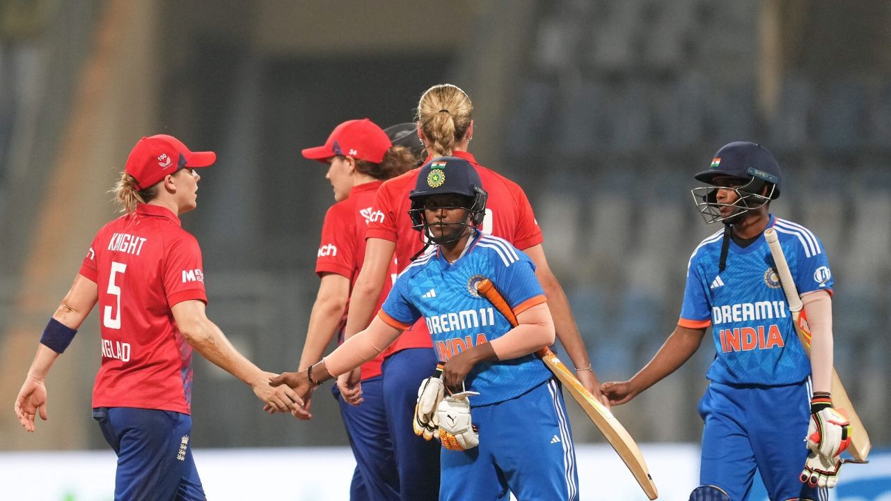 ભારતને છેલ્લી ચાર ઓવરમાં 65 રનની જરૂર હતી. આ સ્થિતિમાં શેફાલીએ ઝડપથી રન બનાવવાનો પ્રયાસ કર્યો પરંતુ 17મી ઓવરમાં સોફી એક્લેસ્ટોને તેને આઉટ કરી. 42 બોલનો સામનો કર્યા બાદ તેણે 9 ચોગ્ગાની મદદથી 52 રન બનાવ્યા હતા. જ્યારે, કનિકા આહુજા (12 બોલમાં 15) રન બનાવ્યા અને આઉટ થઈ હતી. પૂજા વસ્ત્રાકર 11 રન અને દીપ્તિ શર્મા 3 રન બનાવીને અણનમ રહી હતી. ઈંગ્લેન્ડ તરફથી એક્લેસ્ટોને ત્રણ જ્યારે બ્રન્ટ, ફ્રેયા કેમ્પ અને સારાહ ગ્લેને એક-એક વિકેટ લીધી હતી.