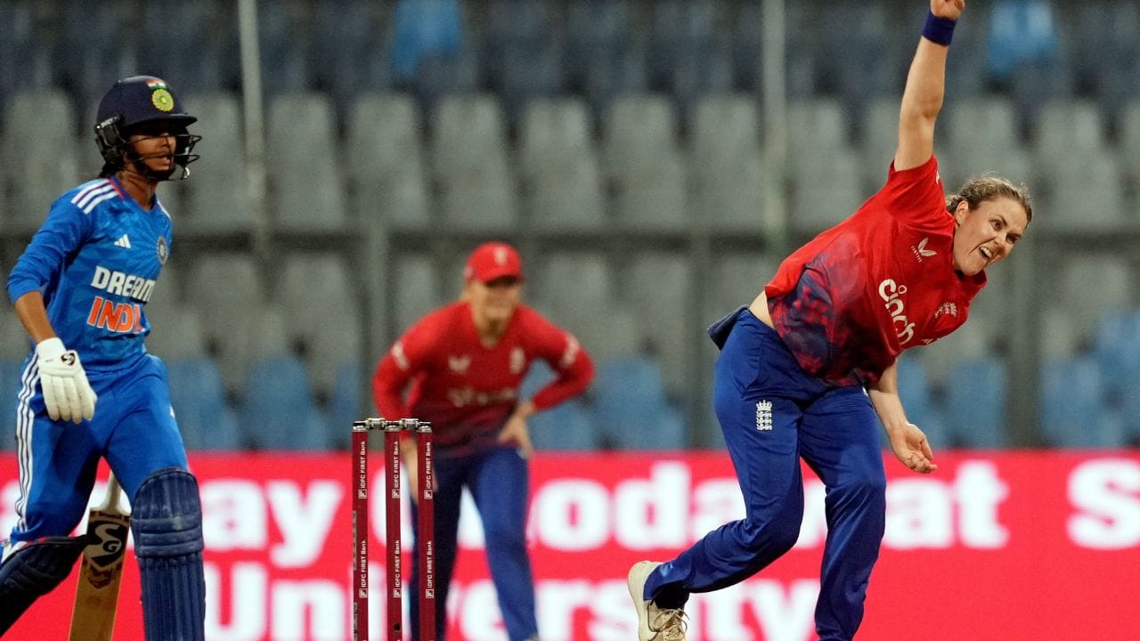 જ્યારે રેણુકાએ 19મી ઓવરમાં બ્રન્ટના બોલમાં આઉટ થઈ. તેણે 53 બોલમાં 13 ચોગ્ગાની મદદથી 77 રન બનાવ્યા હતા. રેણુકા ભારત માટે સૌથી સફળ બોલર રહી હતી, જેણે 27 રનમાં ત્રણ વિકેટ લીધી હતી.