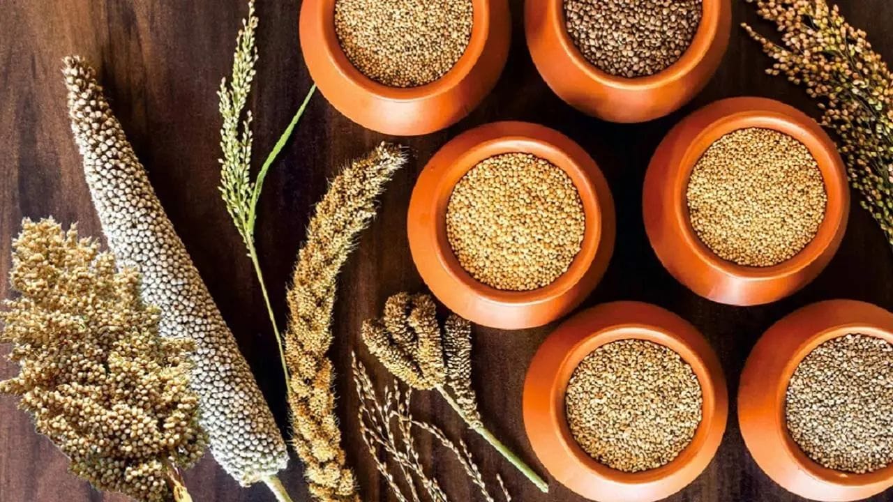 યુએનમાં બાજરીના આંતરરાષ્ટ્રીય વર્ષનો પડઘો પડ્યો: ભારત એક કૃષિ પ્રધાન દેશ છે. દેશની મોટાભાગની વસ્તી તેની પર નિર્ભર છે. તો જ્યારે વાત દેશની સાથે જોડાયેલા મોટા ઈવેન્ટસની હોય અને ખેતીથી જોડાયેલ ઈવેન્ટને લિસ્ટમાં ના રાખવામાં આવે તો દેશની અર્થવ્યવસ્થા પર પ્રશ્ન ઉભો થાય. કેન્દ્ર સરકારે મોટા અનાજની ખેતીને પ્રોત્સાહન આપવા માટે શ્રી અન્ન યોજનાની શરૂઆત કરી છે. સરકારનું માનવુ છે કે આ યોજના હેઠળ દેશમાં બાજરાની ખેતીથી નાના અને સીમાંત ખેડૂતોની આવકમાં વધારો થશે. વર્ષ 2023ને ભારત દ્વારા એક પ્રસ્તાવ બાદ સંયૂક્ત રાષ્ટ્રએ બાજરા મિશનને ઈન્ટરનેશનલ યર ઓફ મિલેટ્સ તરીકે જાહેર કર્યો છે, જે બાજરા માટે એક વૈશ્વિક કેન્દ્ર તરીકે સ્થાપિત કરવા ઈચ્છે છે.