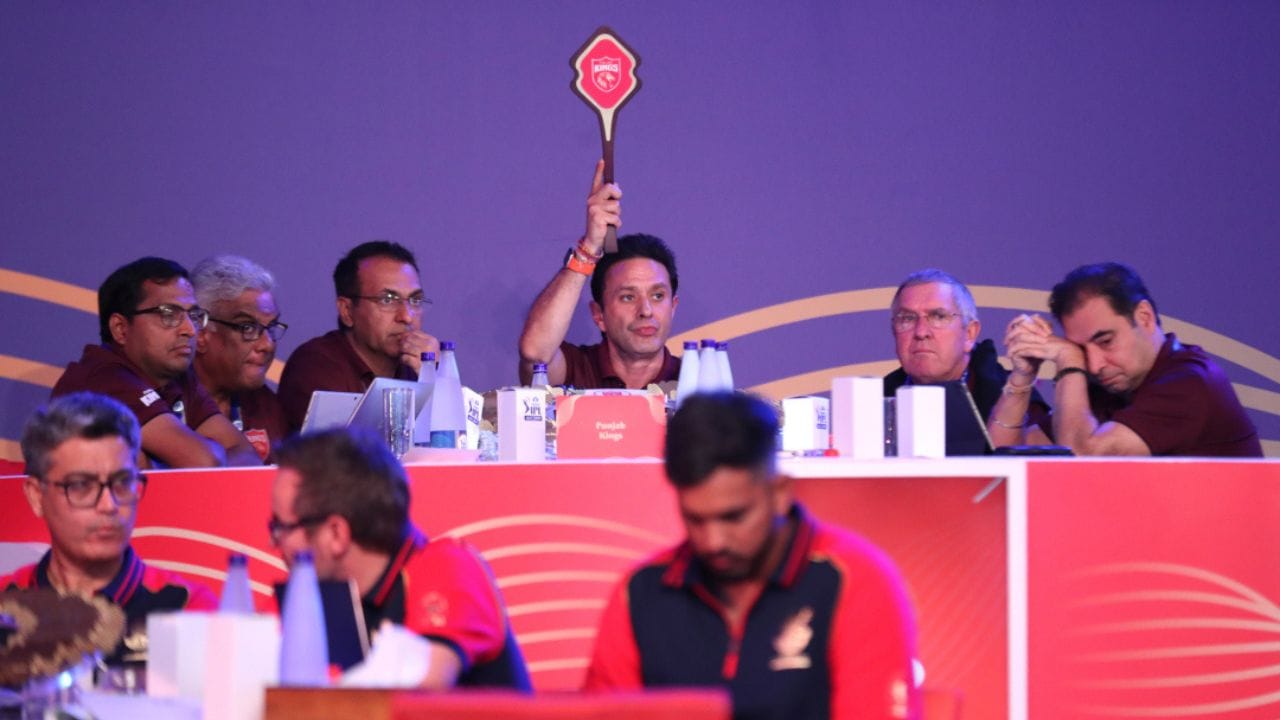 આઈપીએલ જેવી લીગમાં ઓક્શન પ્રાઈઝમાંથી ટીડીએસ કાપવામાં આવે છે. એટલે કે ભારતીય ખેલાડીને જેટલુ પેમેન્ટ મળે છે તેમાંથી 10 ટકા ટીડીએસ કાપવામાં આવે છે. ટીડીએસની ગણતરી માત્ર ઓક્શન મનીના આધાર પર થાય છે. (PC - IPL)