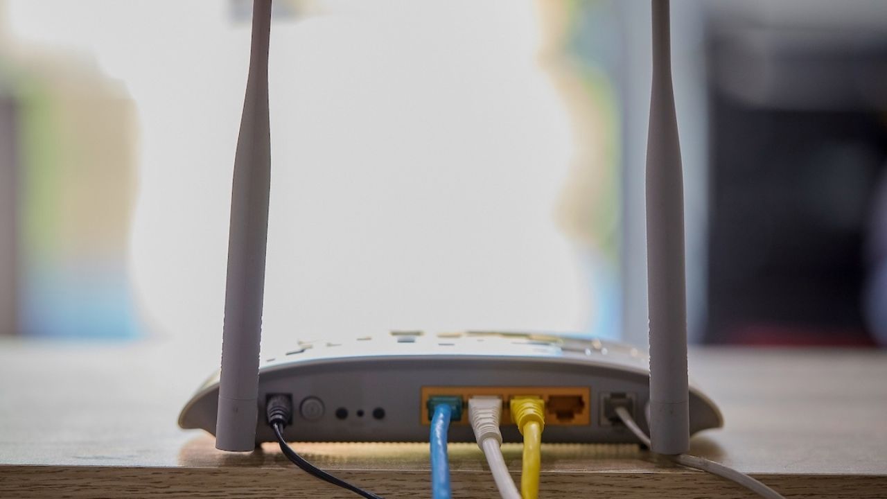 જો તમે આઈફોન યુઝર છો, તો એપલની પ્રાઈવસી પોલિસીના કારણે આઈફોનમાં વાઈફાઈ પાસવર્ડ સેટ કરવો થોડો મુશ્કેલ છે. આ માટે તમારે ફક્ત એક macOS PC ની જરૂર છે. આ રીતે જાણી શકશો iPhoneમાં WiFi પાસવર્ડ - આ માટે તમારા iPhoneમાં Settings ઓપ્શન ઓપન કરો.આ પછી, iCloud વિકલ્પ પર જાઓ અને શેરિંગ વિકલ્પ પર ક્લિક કરો.હવે સેટિંગ્સ પર પાછા જાઓ અને તમારું વ્યક્તિગત હોટસ્પોટ ચાલુ કરો.