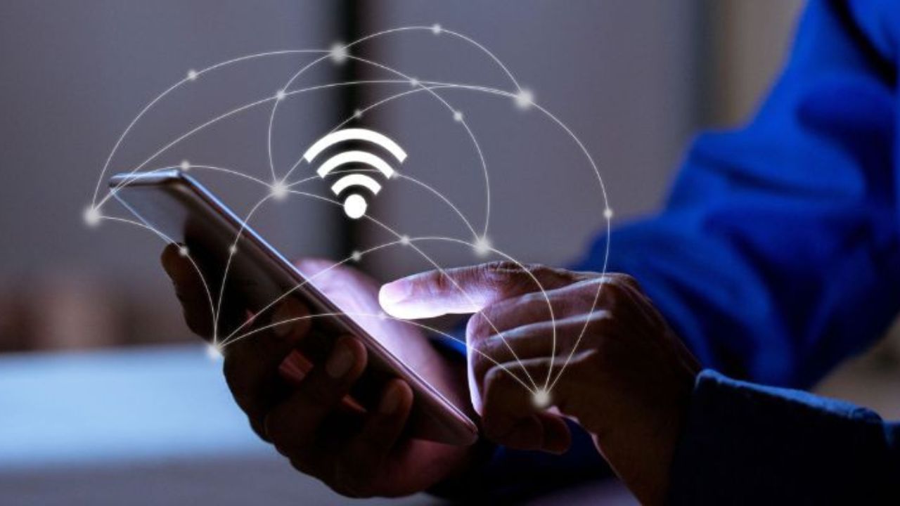 આ માટે સૌથી પહેલા તમારા ફોનના સેટિંગમાં WiFi અને નેટવર્ક ઓપ્શન પર ક્લિક કરો.કનેક્ટેડ હોય તેવા WiFi અથવા તમારા સેવ કરેલ નેટવર્કના lock અથવા I આઇકોનના વિકલ્પ પર ક્લિક કરો.હવે અહીં શેર પાસવર્ડ પર ક્લિક કરો.સ્ક્રીનને અનલૉક કરવા માટે તમારે તમારો ફોન અનલૉક પિન અથવા ફિંગરપ્રિન્ટ દાખલ કરવાની જરૂર પડી શકે છે.
