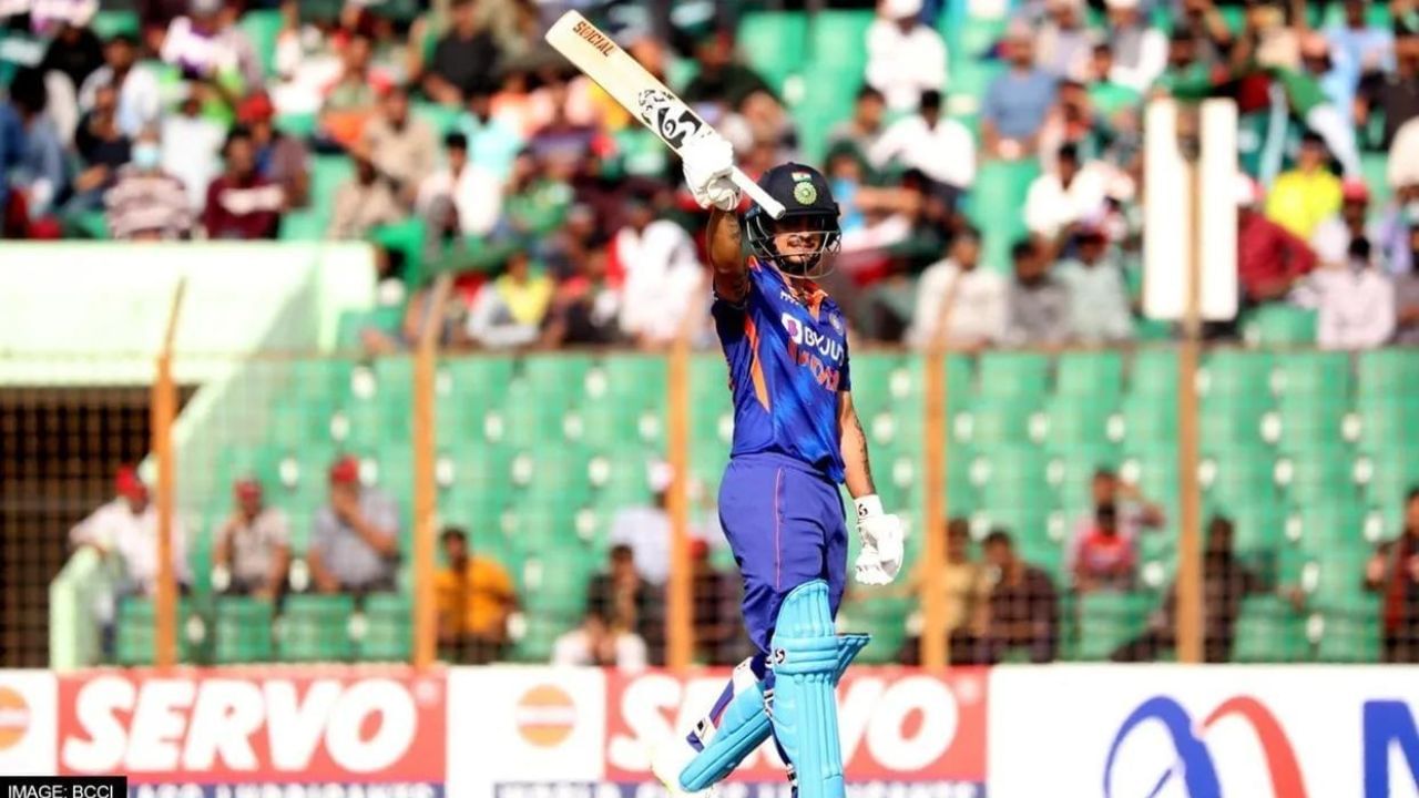 ઈશાન કિશનના સ્થાને ભરતને સાઉથ આફ્રીકા સામેની ટેસ્ટ ટીમમાં સ્થાન આપવામાં આવ્યુ હતુ. ટીમનો સાથ છોડીને શોમાં હાજરી આપતા ફેન્સ તેને ટ્રોલ કરી રહ્યા છે. 