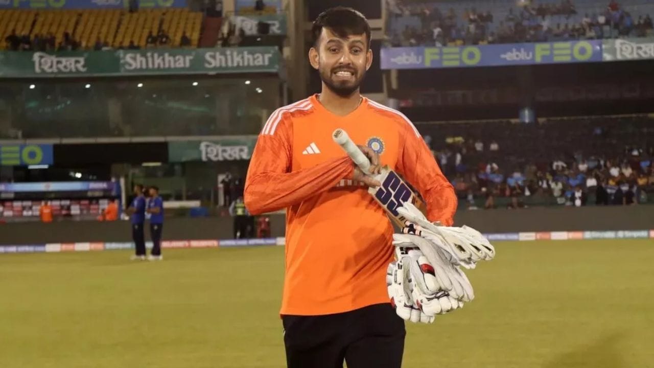 જીતેશ શર્માએ આવતાની સાથે જ છગ્ગા ચોગ્ગાનો વરસાદ કર્યો હતો. જેમાં તેને 19 બોલમાં માં 35 રન બનાવ્યા છે. મહત્વનુ છે કે જીતેશે રિંકુ સિંહ સાથે 32 બોલમાં 56 રનની પાર્ટનરશીપ કરી છે.  જે ઇનિંગની સૌથી મોટી પાર્ટનરશીપ છે. 