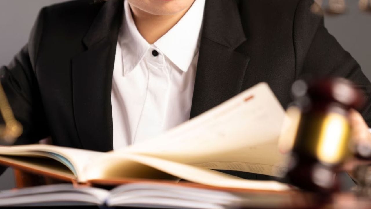 વકીલો અને ન્યાયાધીશોના કાળા કોટ પહેરવા પાછળ એક ઐતિહાસિક કારણ પણ છે. વર્ષ 1694માં બ્રિટનની રાણી મેરી દ્વિતીયનું શીતળાના કારણે અવસાન થયું હતું. ત્યારે તેના પતિ વિલિયમે તમામ ન્યાયાધીશોને કાળા કપડા પહેરીને અંતિમ સંસ્કારમાં આવવા કહ્યું હતું કારણ કે પશ્ચિમી દેશોમાં કાળો રંગ ઉદાસીનું પ્રતીક છે.