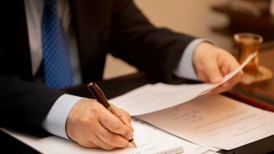 કાળો કોટ અને પેન્ટ તેમજ સફેદ શર્ટ પહેરેલી વ્યક્તિને જે તમે જોશો તો તમે તરત સમજી જશો કે તે વકીલ છે. ફિલ્મોમાં કે રિયલ લાઈફમાં તમે કોર્ટના જજને બ્લેક ડ્રેસ પહેરેલા જોયા હશે. પરંતુ શું તમે જાણો છો કે શા માટે ન્યાયાધીશો અને વકીલો કાળો કોટ જ પહેરે છે ?