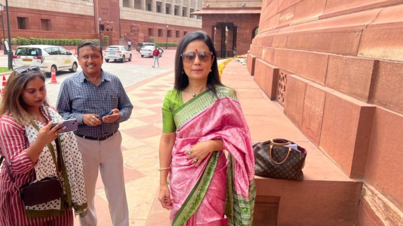 કારકિર્દીની ટોચ પર હોવા છતાં બધું છોડી દીધું અને 2009 માં લંડનથી ભારત પરત ફરી અને પછી અહીં રાજકારણમાં પોતાનું નસીબ અજમાવ્યું. 2016માં વિધાનસભાની ચૂંટણી જીતી અને પછી 2019માં તે ભાજપના કલ્યાણ ચૌબેને 63 હજાર મતોથી હરાવીને પ્રથમ વખત લોકસભામાં પહોંચી હતી.