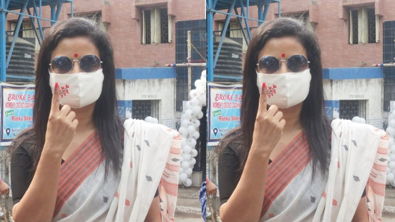 મહુઆ મોઇત્રા હંમેશા તેના નિવેદનોના કારણે ચર્ચામાં રહે છે.રાજકારણમાં સૌ પ્રથમ કોંગ્રેસ પાર્ટી સાથે જોડાય હતી. ત્યારબાદ TMC પાર્ટીમાં જોડાય છે. કરોડોની નોકરી છોડી રાજકારણનો માર્ગ અપનાવ્યો હતો.