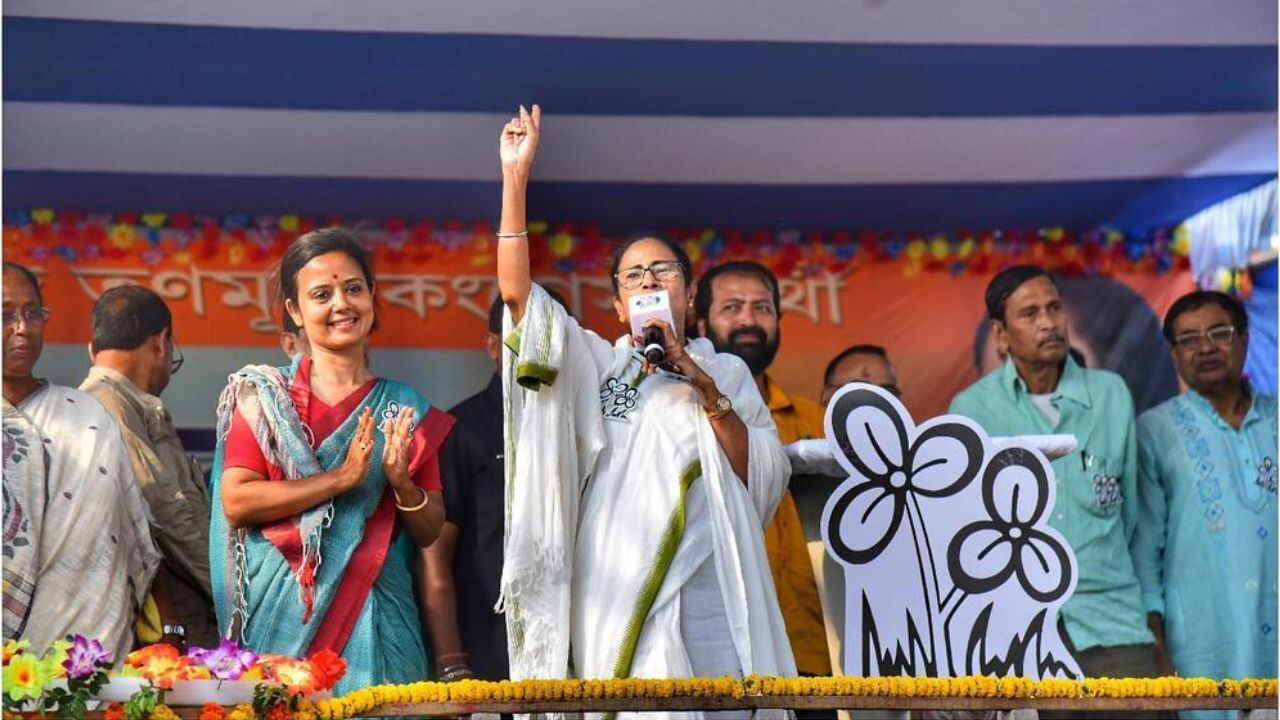 મોઇત્રાના લગ્ન ડેનિશ ફાઇનાન્સર લાર્સ બ્રોર્સન સાથે થયા હતા, જેની સાથે બાદમાં તેણે છૂટાછેડા લીધા હતા. એવું પણ કહેવામાં આવી રહ્યું છે કે, એડવોકેટ જય અનંત દેહાદરાય સાથે લગભગ ત્રણ વર્ષ સુધી રિલેશશીપમાં મહુઆ હતી.