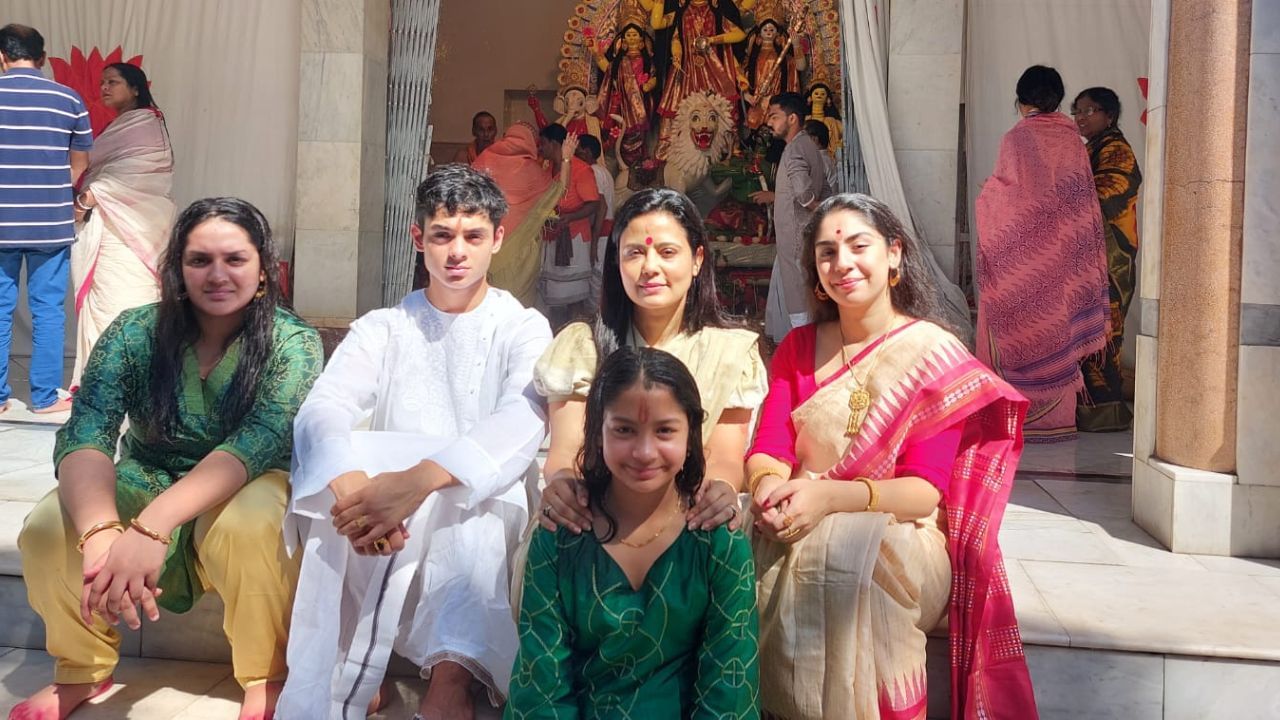 મહુઆ મોઇત્રાનો જન્મ હિન્દુ બ્રાહ્મણ પરિવારમાં દ્વિપેન્દ્ર લાલ મોઇત્રા અને મંજુ મોઇત્રાના ઘરે થયો છે અને તેની એક બહેન છે.મોઇત્રાએ ન્યુયોર્ક સિટી અને લંડનમાં જેપી મોર્ગન ચેઝ માટે ઇન્વેસ્ટમેન્ટ બેન્કર તરીકે કામ કરી ચૂકી છે.