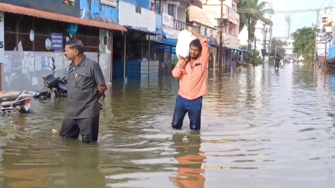 ચક્રવાત મિચોંગ દક્ષિણ-પશ્ચિમ બંગાળની ખાડી પર 9 કિમી પ્રતિ કલાકની ઝડપે ઉત્તર-પશ્ચિમ તરફ સતત મજબૂત અને આગળ વધી રહ્યું છે અને આગામી દિવસોમાં રાજ્યના ઘણા ભાગોમાં ભારેથી અતિ ભારે વરસાદનું કારણ બનશેની શક્યતા છે. (ફોટો ક્રેડિટ- PTI)