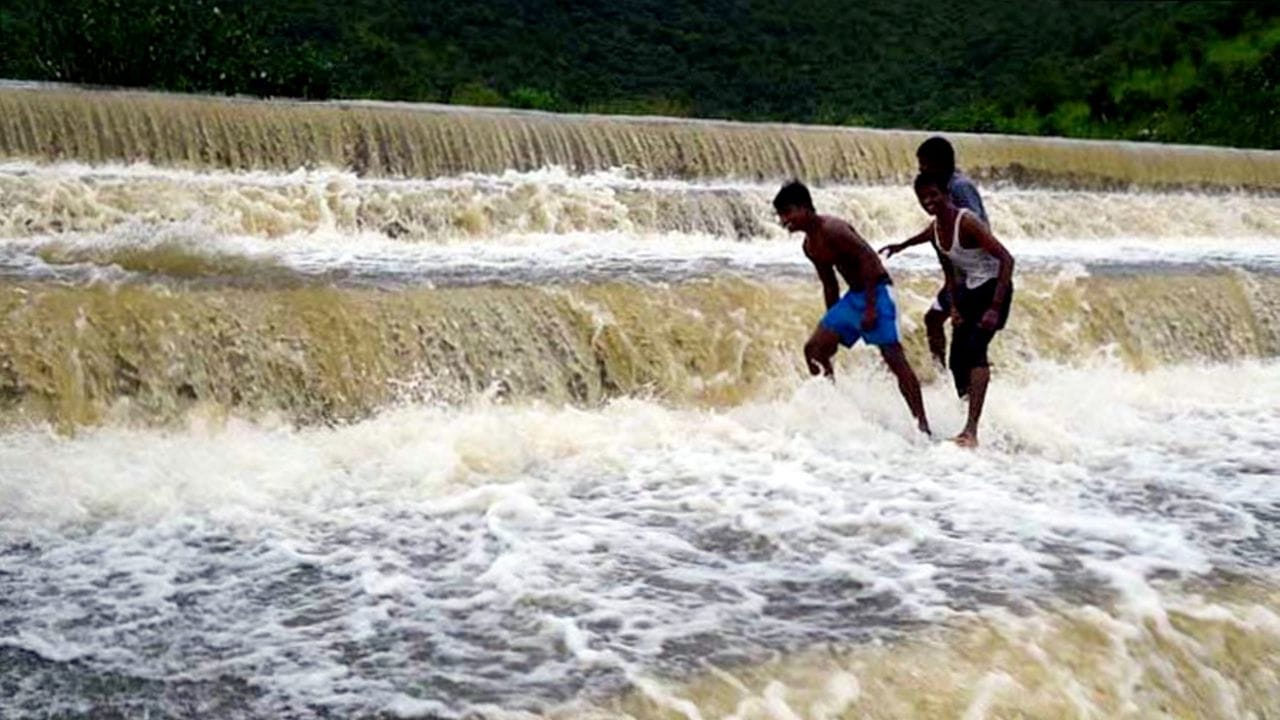 ચેતવણીએ સોમવારે 90 થી 100 કિમી/કલાકની ઝડપે પવન અને 110 કિમી/કલાક સુધીના પવન સાથે ભારે વરસાદની સંભાવના દર્શાવી હતી. ઉત્તર તટીય આંધ્રના રાયલસીમા જિલ્લામાં એલુરુ, પૂર્વ ગોદાવરી, કાકીનાડા, SCAPના પલાનાડુ, NTR, સત્ય સાઈ અને નંદ્યાલા માટે સોમવારે ઓરેન્જ એલર્ટ જાહેર કરવામાં આવ્યું હતું.(ફોટો ક્રેડિટ- PTI)