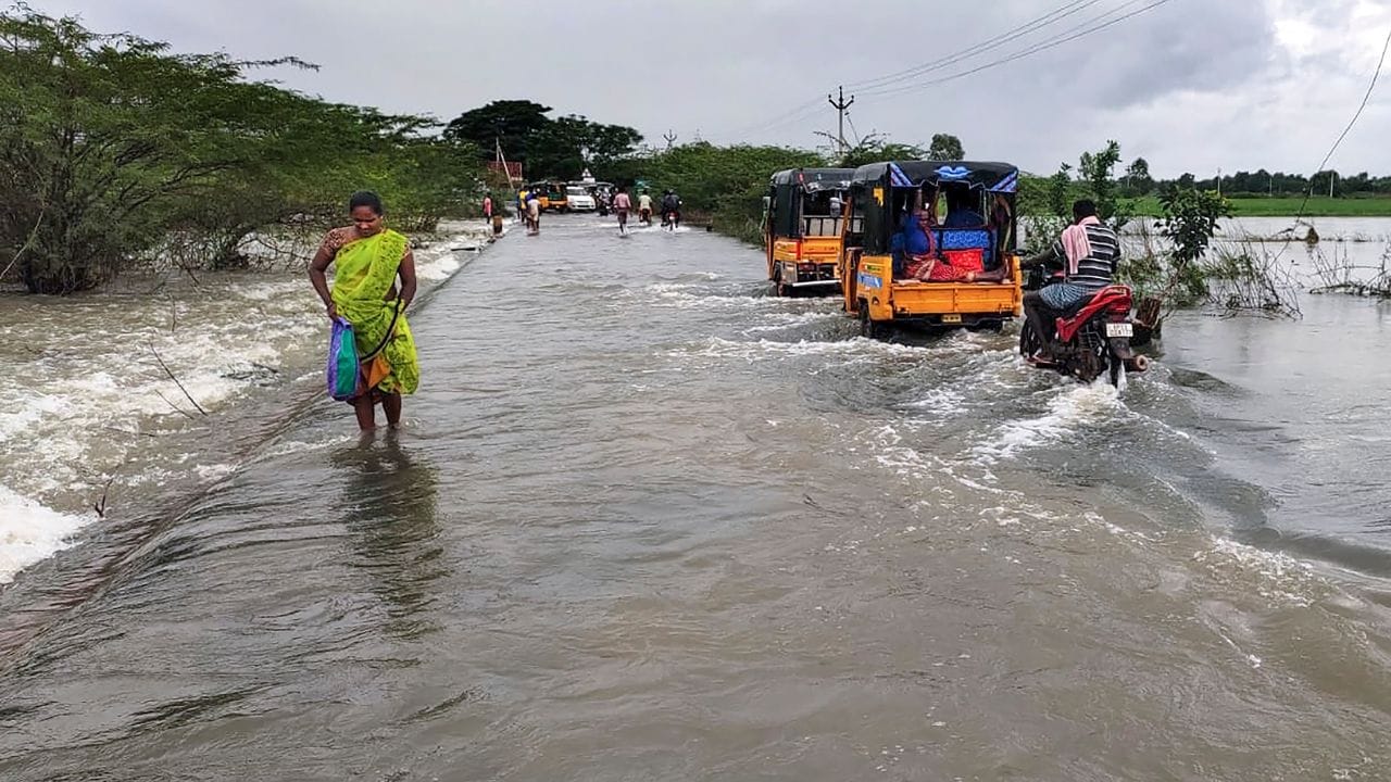 ભારતીય હવામાન વિભાગ (IMD) અનુસાર, ઉત્તર કોસ્ટલ આંધ્રપ્રદેશ (NCAP)માં પશ્ચિમ ગોદાવરી અને ડૉ. આંબેડકર કુનાસ્મા અને દક્ષિણ તટીય આંધ્ર પ્રદેશમાં નેલ્લોર, પ્રકાશમ, કૃષ્ણા, બાપટલા અને ગુંટુર માટે રેડ એલર્ટ જાહેર કરવામાં આવ્યું છે. તિરુપતિ, ચિત્તૂર, અન્નમાયા અને રાયલસીમા જિલ્લામાં YSR કુડ્ડાપાહમાં એલર્ટ આપવામાં આવ્યુ છે અનેક વિસ્તારોમાં પાણી ભરાયેલા જોવા મળી રહ્યા છે.(ફોટો ક્રેડિટ- PTI)