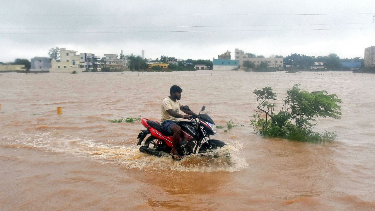 આ વાવાઝોડું નેલ્લોરથી લગભગ 420 કિમી દક્ષિણપૂર્વમાં, બાપટલાથી 530 કિમી દક્ષિણ-દક્ષિણ-પૂર્વમાં અને માછલીપટ્ટનમના 530 કિમી દક્ષિણ-દક્ષિણપૂર્વમાં સ્થિત હતું અને 5 ડિસેમ્બરની બપોરે નેલ્લોર અને માછલીપટ્ટનમની વચ્ચે દક્ષિણ તટીય આંધ્રપ્રદેશ પર તીવ્ર ચક્રવાત વાવાઝોડામાં પરિણમ્યું હતું.(ફોટો ક્રેડિટ- PTI)