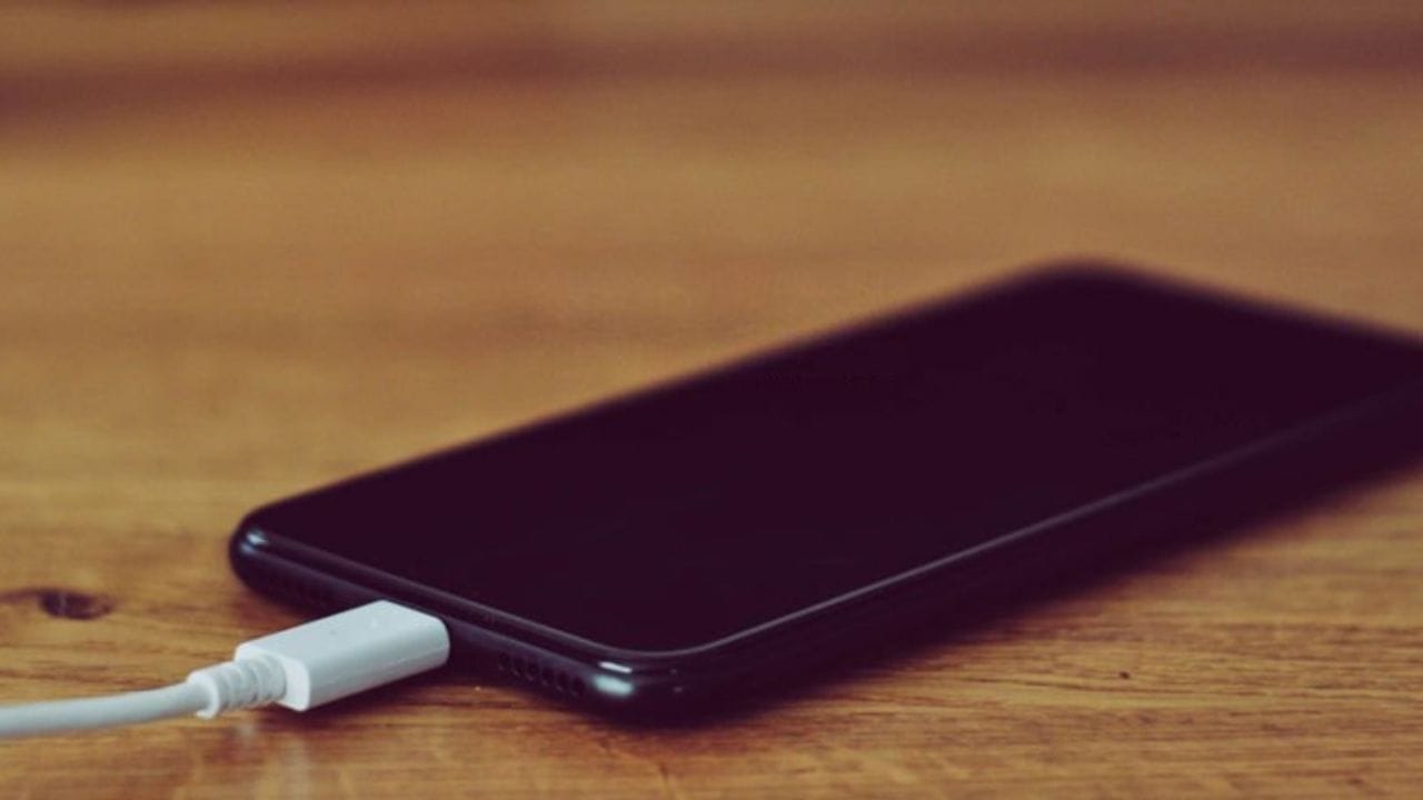 ફોનમાં એક સાથે અનેક એપ્લિકેશનનો ઉપયોગ કરતા હોવાથી ઘણી વાર ફોન હૈંગ થતો હોય છે. જેના પગલે ફોનનો ઉપયોગ કરવામાં મુશ્કેલીનો સામનો કરવો પડે છે. જેથી તમે ફોનને રિસ્ટાર્ટ કે રિબોર્ટ કરો છો તો ફોન સ્મૂથ પરફોર્મસ કરે છે. 