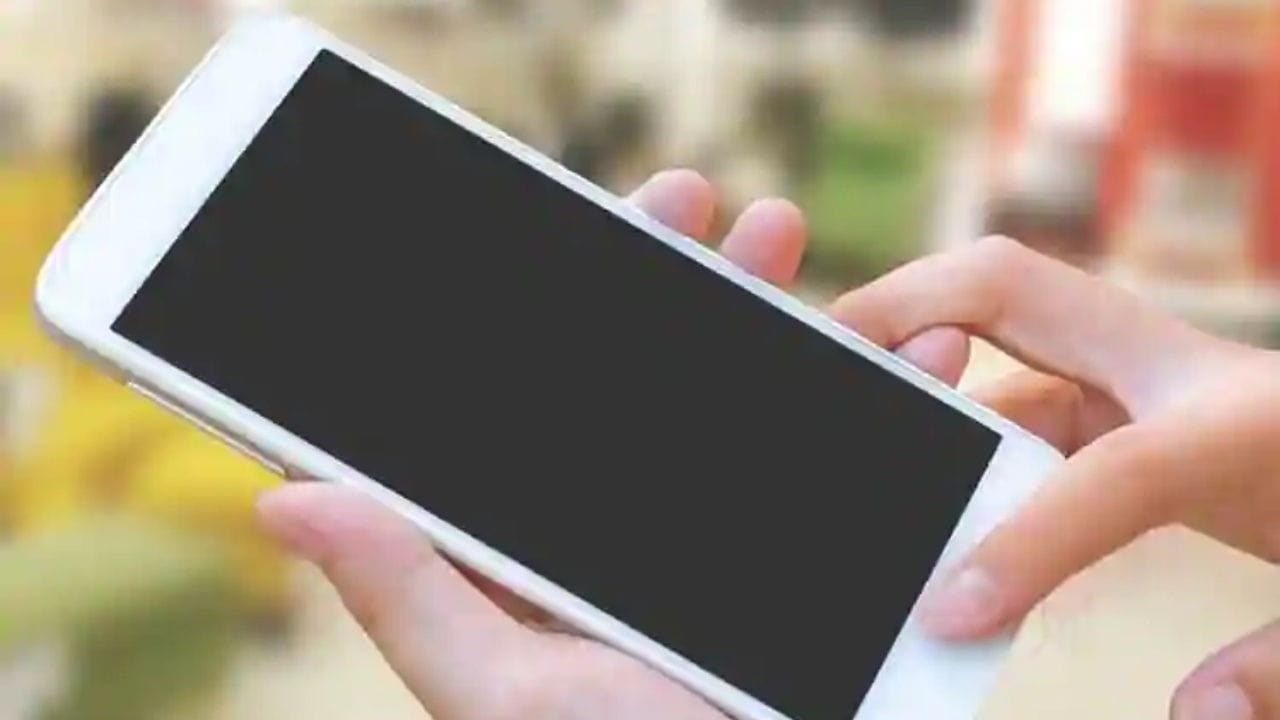 જ્યારે નેટવર્ક ન મળે ત્યારે મોબાઇલ ઉપકરણો આપમેળે કનેક્શન શોધવાનું શરૂ કરે છે.જ્યાં નેટવર્ક કવરેજ સારું નથી ત્યાં ફોનને એરપ્લેન મોડ પર રાખવો વધુ સારું છે.તો ફોન રિબૂટ કરવાથી વીક સિગ્નલની સમસ્યાનો પણ અંત લાવી શકે છે. 