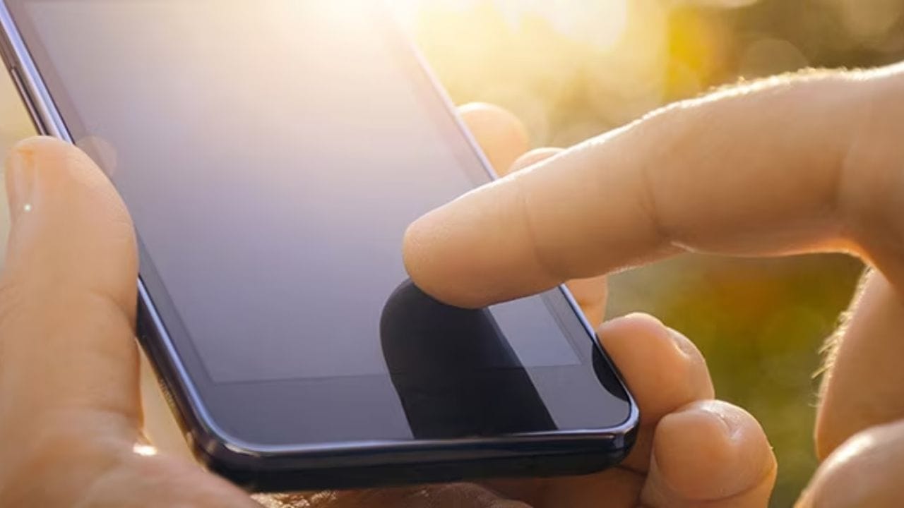 કોઈ પણ ફોનમાં બેટરી એક અગત્યનો ભાગ ભજવે છે. જેથી યોગ્ય સમયે ફોનને રિબૂટ કરવામાં આવે છે. તો તેની બેટરીની લાઈફ વધી શકે છે. Wi-Fi અને બ્લૂટૂથ કનેક્શન ઓન રાખવાથી બેટરીનો વ્યય થાય છે.જેથી જ્યારે જરુર ના હોય ત્યારે તેને બંધ કરવાથી બેટરીનો વ્યય થતો અટકે છે. ( 
All pic - Fixtel ) 