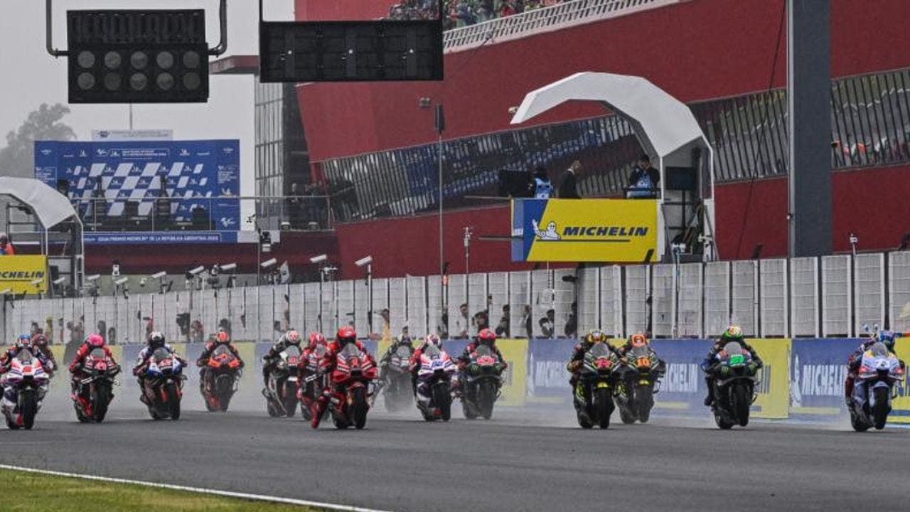 મોટો જીપીને પ્રથમ વખત ભારતે કર્યુ હોસ્ટ: 21થી 25 સપ્ટેમ્બર સુધી ગ્રેટર નોઈડામાં યૂપી ઈન્ટરનેશનલ ટ્રેડ શો અને બાઈક રેસ મોટો જીપીનું આયોજન કરવામાં આવ્યું હતુ. આ શોમાં અલગ અલગ સેક્ટરોના લોકોને પોતાના પ્રોડક્ટસને પ્રદર્શિત કરવાની તક મળી હતી. તેમાં એગ્રિકલ્ચર અને હોર્ટિકલ્ચર, ડિફેન્સ કોરિડોર, ઈન્ફ્રા, મેન્યુફેક્ચરિંગ, ફિલ્મ સેક્ટર, જીઆઈ ટેગ પ્રોડક્ટ, હેન્ડલુમ, હેન્ડીક્રાફ્ટ, આઈ ટી વગેરે સામેલ હતા. અહીંના લોકોને અમેરિકા, ઈટલી, ઈંગ્લેન્ડ, ઓસ્ટ્રેલિયા, નેધરલેન્ડ, જર્મની જેવા અલગ અલગ દેશના પ્રોડક્ટ્સ જોવાની તક મળી.