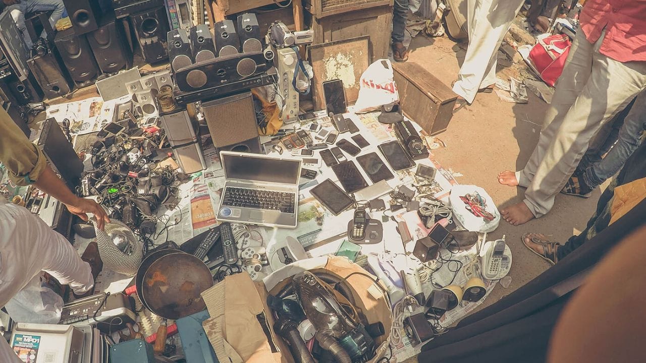 એક રિપોર્ટ અનુસાર , દેશનું સૌથી મોટું ચોર બજાર મુંબઈમાં સ્થિત છે. અહીં મટન સ્ટ્રીટ અને કમાઠીપુરા બંને જગ્યાએ મોટા ચોર બજાર છે. તેમાં કમાઠીપુરાનું ડેઢ ગલીનું માર્કેટ ઘણુ ફેમસ છે. 