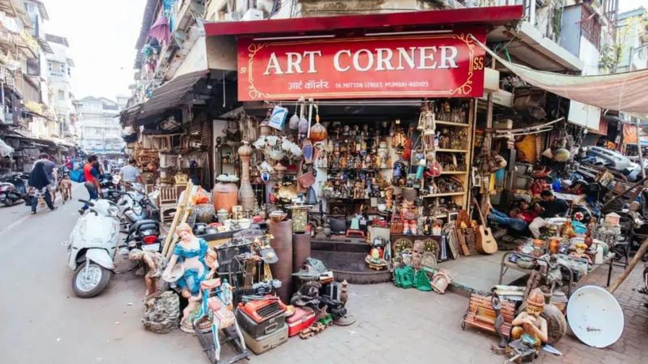 મુંબઈના આ ચોર બજારમાં ઈલેકટ્રોનિક ગેજેટ્સથી લઈને કપડા, ફૂટવિયર સહિતની જરુરિયાતમી વસ્તુનો સામાન મળી રહે છે. રિપોર્ટ અનુસાર, અહીં 15 થી 20 કરોડનો બિઝનેસ થતો હોય છે. 