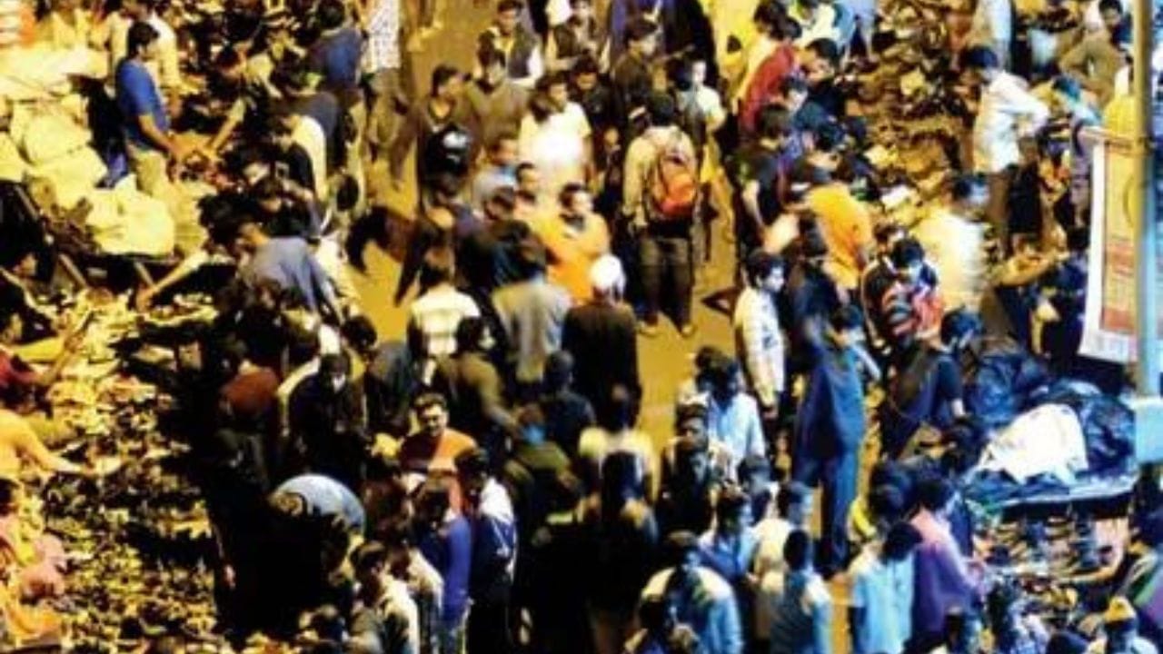 કમાઠીપુરાનું આ ચોર બજાર સવારે 4 વાગ્યે શરુ થાય છે અને સવારે 8 વાગ્યે બંધ પણ થઈ જાય છે. મીડિયા રિપોર્ટસ અનુસાર, મુંબઈની આસપાસની નાની ફેક્ટ્રિયોમાંથી સામાન અહીં ઓછા ભાવમાં વેંચવામાં આવે છે. કેટલાક વેપારીઓ બ્રાન્ડેડ કંપનીના ડિફેક્ટિવ સામાન ખરીદીને અહીં 4 ઘણી ઓછી કિંમતમાં વેંચે છે. 