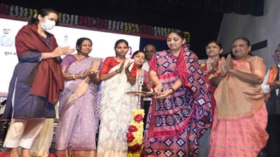  નર્મદા જિલ્લાના એકતાનગર સ્થિત એકતા ઓડિટોરિયમ ખાતે ગુજરાત સરકારના મહિલા અને બાળ કલ્યાણ તેમજ સામાજિક ન્યાય અને અધિકારિતા વિભાગના મંત્રી ભાનુબેન બાબરિયાની ઉપસ્થિતિમાં મહિલા અને બાળ વિકાસ વિભાગ સુરત ઝોનમાં સમાવિષ્ટ 7 જિલ્લાના આંગણવાડી તેમજ તેડાગરની બહેનો માટે ગણવેશ વિતરણ કાર્યક્રમ યોજાયો હતો.