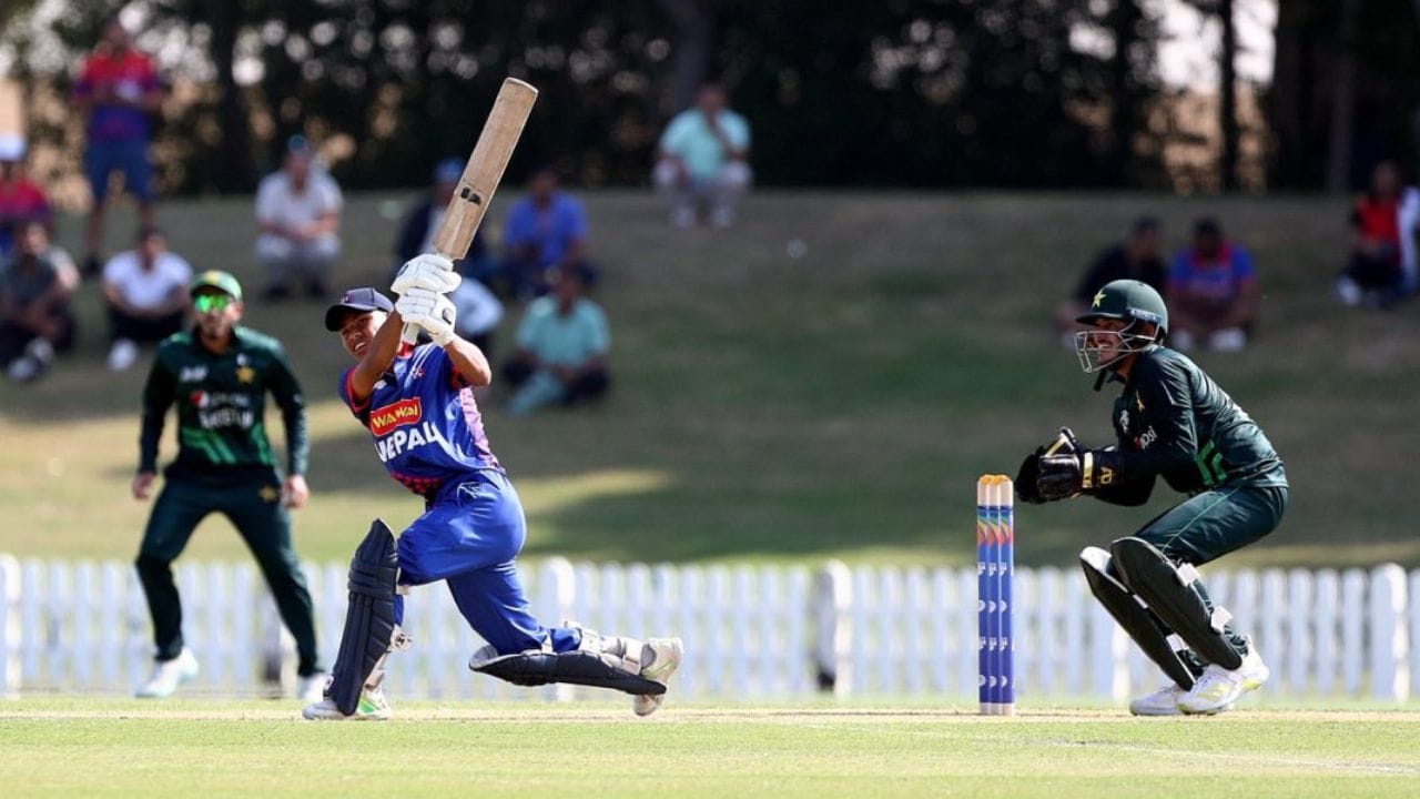 નેપાળ અને પાકિસ્તાન અંડર 19 ટીમ વચ્ચેની જંગમાં પાકિસ્તાનની ટીમે ટોસ જીતીને પહેલા બોલિંગ પસંદ કરી હતી.