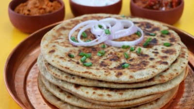 શિયાળાની ઠંડીમાં સવાર સવારમાં ગરમા ગરમ પરાઠા મળી જાય તો મજા પડી જાય પણ વજન વધી જશેનું છે ટેન્સન. તો હવે શું કરવુ તમને વિચાર પણ થતો હશેને કે શું તમે તેલ કે બટરમાં સેકેલા પરાઠા ખાઈને તમારું વજન નિયંત્રણમાં રાખી શકો છો? ખોરાકની લાલસા પર નિયંત્રણ રાખવું મુશ્કેલ છે અને બધુ ખાઈને વજન ઓછું કરવું વધુ મુશ્કેલ છે. તેથી પરાઠા એવી રીતે બનાવો કે વજન ઓછું થાય અને સ્વાદ સાથે ચેડા પણ ના થાય. ત્યારે અમે તમારા માટે લઈને આવ્યા છીએ વજન ઘટાડે તેવા પરાઠા.