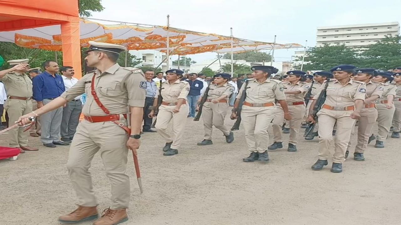 ખાખી એટલે પોલીસ એ વર્ષો જૂની માન્યતા છે. દરેક વ્યક્તિએ પોલીસ અને આર્મીનો યુનિફોર્મ જોયો જ હશે. રાજ્યો અનુસાર આમાં થોડો તફાવત પણ હોય છે પરંતુ તમામ રાજ્યોના પોલીસ યુનિફોર્મમાં મોટાભાગની વસ્તુઓ સામાન્ય છે. તસ્વીરમાં પોલીસ કર્મીઓનો યુનિફોર્મ નજરે પડે છે. 