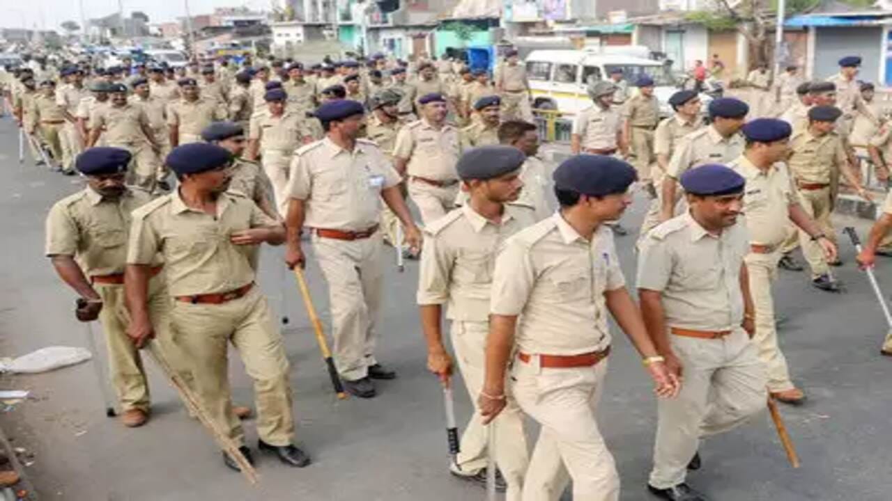 પોલીસના ડરથી બધા ધ્રૂજી ઉઠે છે.  દેશનો દરેક નાગરિક આ વાત જાણે છે અને તેના કારણે તે ગેરકાયદેસર કામ કરશે તો પોલીસ તેને પકડી લેશે. પરંતુ શું તમે ક્યારેય વિચાર્યું છે કે પોલીસના કપડાંનો રંગ ખાકી કેમ હોય છે?  દેશના લગભગ તમામ રાજ્યોની પોલીસ ડ્રેસ ખાખી કલરના બને છે. 