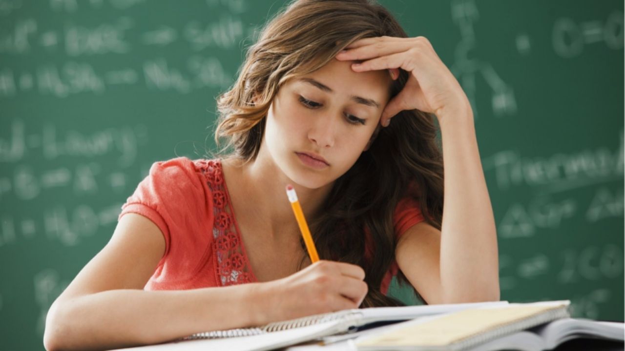 લખીને કરો પ્રેક્ટિસ - કોઈપણ પાઠને સમજ્યા પછી તેના કેટલાક મહત્તવના મુદ્દાઓ લખો. લેખન દ્વારા પ્રેક્ટિસ કરવાથી વિષય પર તમારી પકડ મજબૂત બને છે. આ ઉપરાંત તે પરીક્ષામાં વધુ સારું લખવા માટે મદદ મળી શકે છે. કારણ કે જ્યારે તમે લખીને વિષય તૈયાર કરો છો ત્યારે તે યાદ કરેલી વસ્તુઓમાં થયેલી ભૂલોને પકડવામાં ચોક્કસપણે મદદ મળે છે. તેથી વિદ્યાર્થીઓએ આ તરફ પણ ધ્યાન આપવું જોઈએ કે પોતે લખીને તૈયારીઓ કરે.
