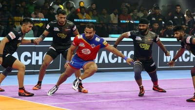 પ્રો કબડ્ડી લીગ 2023ની શરુઆત થઈ ગઈ છે થવા જઈ રહી છે. PKL 2023 ની પ્રથમ મેચ ગુજરાત જાયન્ટ્સ અને બીજી મેચ યુ મુમ્બા જીતી હતી. જ્યારે હવે આજે તમીલ થલાઈવીસ અને દબંગ દિલ્હી તેમજ ગુજરાત જાયન્ટ અને બેંગ્લુરુ બુલ્સ વચ્ચે બીજી મેચ છે. ત્યારે શું તમે જાણો છો કે રેઇડર તેની એક રેઇડમાંથી કેટલા પોઇન્ટ મેળવી શકે છે અને તેના નિયમો શું છે? ચાલો જાણીએ કે રેઈડરને દરોડા પાડવા માટે કેટલા પોઈન્ટ મળે છે.