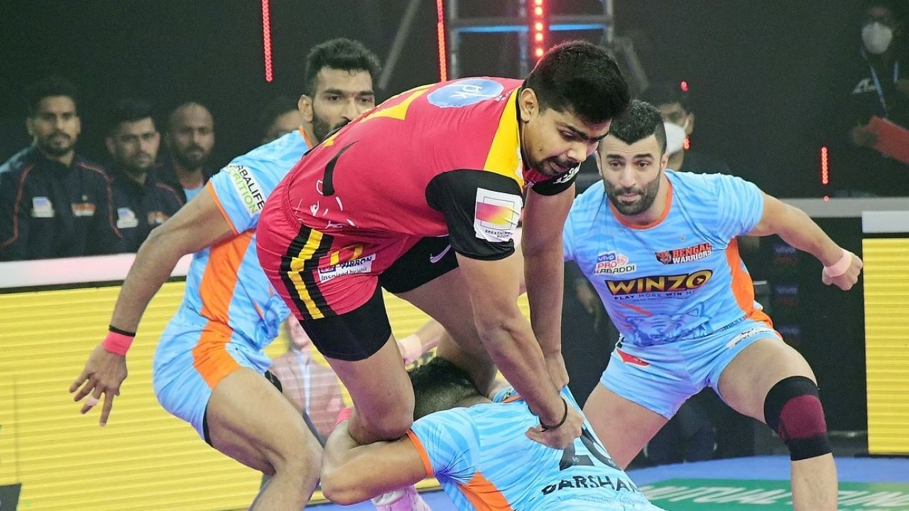  PKL ના રેઈડ નિયમો અનુસાર, એક રેઈડર એક રેઈડ માટે 1 પોઈન્ટ મળે છે અને જો તે ત્રણ કે તેથી વધુ દરોડા પાડે તો તેને 1 પોઈન્ટ વધુ મળે છે. જ્યારે રેઇડર એકસાથે 7 ખેલાડીઓને આઉટ કરે છે, તો તે મહત્તમ 8 પોઇન્ટ મેળવી શકે છે. પીકેએલમાં તેને સુપર રેઇડ કહેવામાં આવે છે. આ PKL ના નિયમોમાં છે. જ્યારે ઓલઆઉટ થવા પર તમને 2 વધુ પોઈન્ટ મળે છે, પરંતુ તે ટીમના ખાતામાં જાય છે. આ કારણોસર રેઇડર વધુમાં વધુ 8 પોઈન્ટ મેળવી શકે છે.